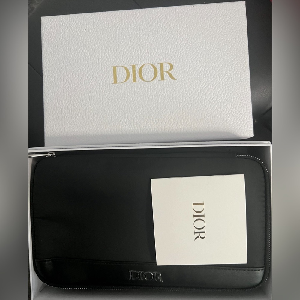 NIB Christian Dior Backstage makeup brush set with travel case. NIB with samples - Picture 2 of 9